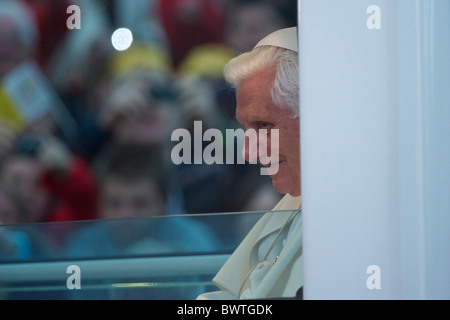 Le pape Benoît XVI arrive à Hyde Park, Londres pour une veillée de prière de 80 000 pèlerins le 18 septembre 2010. Banque D'Images