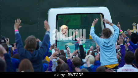 Le pape Benoît XVI arrive à Hyde Park, Londres pour une veillée de prière de 80 000 pèlerins le 18 septembre 2010. Banque D'Images