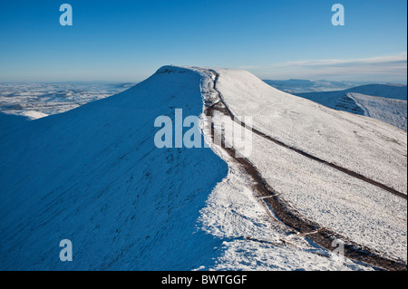 Pen Y Fan avec neige de l'hiver vu du maïs, du parc national de Brecon Beacons, le Pays de Galles Banque D'Images