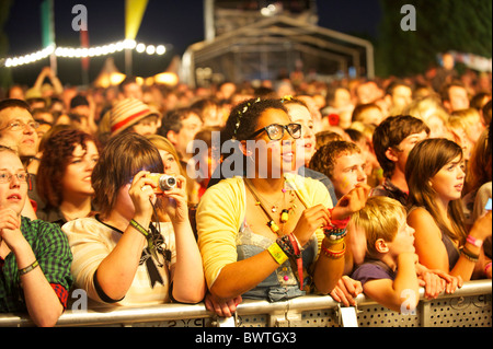 La foule réagit au cours de la Mumford & Sons performance à la 10e édition du festival d'été à Leicester Sundae le 15 août Banque D'Images