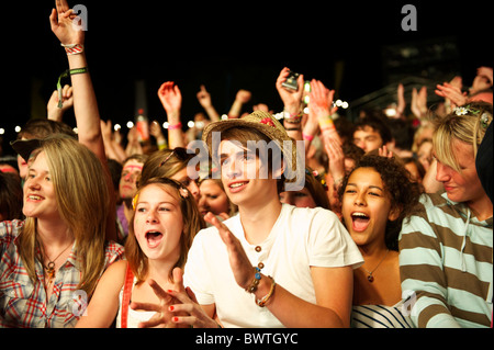 La foule réagit au cours de la Mumford & Sons performance à la 10e édition du festival d'été à Leicester Sundae le 15 août Banque D'Images