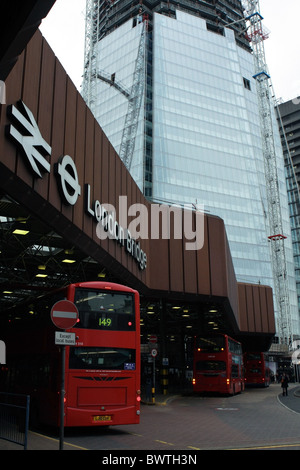 La gare de London Bridge et le bus avec le tesson de verre, en construction à l'arrière-plan Banque D'Images