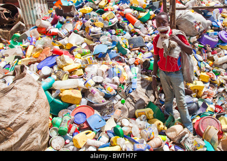 Jeu de garçon dans un centre de recyclage à Nairobi, Kenya Banque D'Images