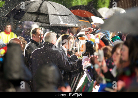 L'acteur Johnny Depp, signe des autographes au Royal Première mondiale de 'Alice au Pays des Merveilles" à l'Odeon Leicester Square à Londres. Banque D'Images