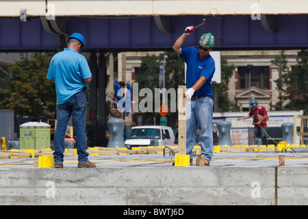Deux travailleurs de la construction travaillant à New York City Banque D'Images