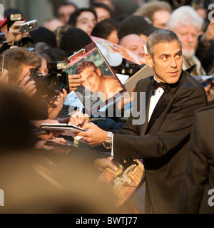 L'acteur George Clooney, signe des autographes pour les fans en arrivant pour la première mondiale de 'Fantastic M. Fox,' dans la nuit de mercredi, Banque D'Images