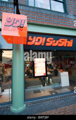 Yo ! Yo sushi bar restaurant restaurants chaîne chaînes détenues par Quilvest uk Japon aliments Aliments poissons crus Banque D'Images