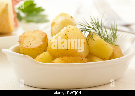 Pommes de terre rôties avec melon rock comme gros plan sur fond blanc Banque D'Images