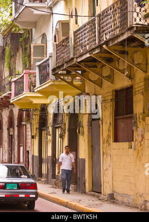 La ville de Panama, Panama - homme sur un trottoir sur la Calle Santos Jorge, dans le Casco Viejo, centre-ville historique. Banque D'Images
