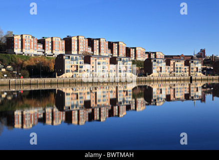 Propriétés résidentielles reflète dans la rivière Tyne, Newcastle, Angleterre, Royaume-Uni Banque D'Images