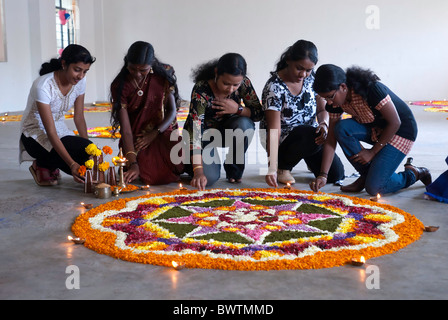 Décoration florale pour onam festival, Kerala. L'Inde. Banque D'Images