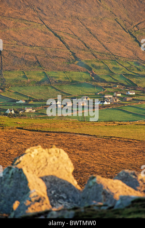 Le règlement d'un Ceathru Fheirtearaigh, péninsule de Dingle, comté de Kerry, Munster, Irlande. Vu de Clogher Head. Banque D'Images