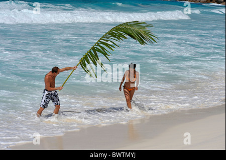 L'homme et la femme sur la plage de Grand Anse, La Digue, Seychelles Banque D'Images