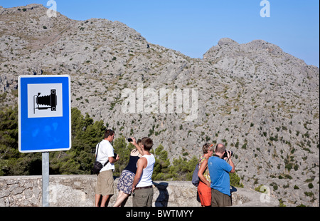 Les touristes faisant des photos d'un point de vue. Serra de Tramuntana. Au nord de l'île de Majorque. Espagne Banque D'Images