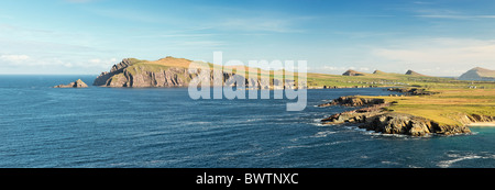 Vue de Clogher Head à Sybil Point et les trois Sœurs au-dessus de Smerwick, péninsule de Dingle, comté de Kerry, Irlande. Banque D'Images