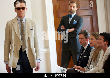 London Fashion Week participants regardent le modèles montrent le printemps 2011 E Tautz collection dans les chambres du conseil de la Marine, Somerset Banque D'Images