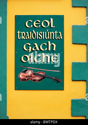 Enseigne de pub publicité musique traditionnelle, chaque nuit. Dingle, comté de Kerry, Munster, Irlande. Ceol traidisiunta gach oiche. Banque D'Images