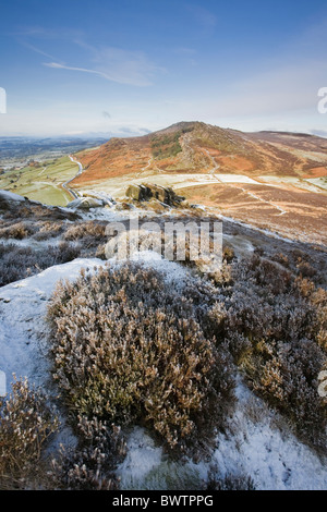 Vue vers les blattes de Hen Cloud dans les eaux glacées de l'hiver grip Leek Staffordshire Peak District U.K Banque D'Images