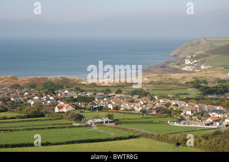 Le village de North Devon Croyde vu du sud-ouest à proximité du sentier côtier. Banque D'Images