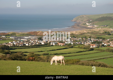 Le village de North Devon Croyde vu du sud-ouest à proximité du sentier côtier. Banque D'Images