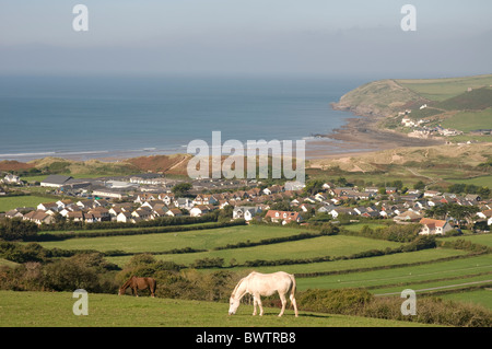 Le village de North Devon Croyde vu du sud-ouest à proximité du sentier côtier. Banque D'Images