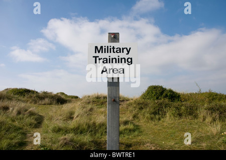 Une zone d'entraînement militaire panneau d'avertissement sur l'Braunton Burrows près de Saunton dans le Nord du Devon. Banque D'Images
