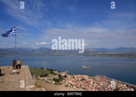 L'île de Bourtzi et vieille ville de Nauplie. Vue depuis le château de Palamidi Banque D'Images