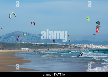Kite surfeurs à Playa de los Lances, Tarifa, Andalousie, espagne. Banque D'Images