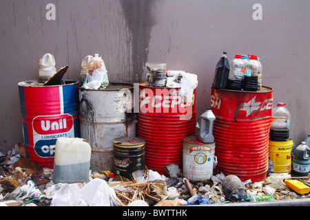 Huile moteur, tambours à huile et déchets usagés à la marina en Espagne. Banque D'Images