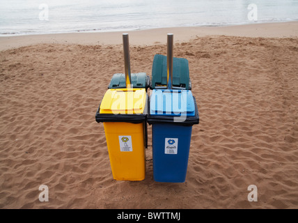 Bacs de recyclage sur la plage en Espagne Banque D'Images