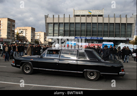 Voiture vintage classique soviétique GAZ-14 "Tchaïka" (Seagul) exebition sur le "fabriqué en URSS' à Kiev, Ukraine Banque D'Images