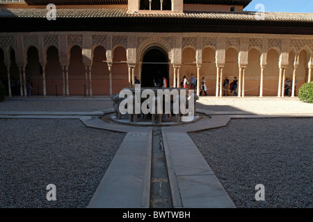 Les touristes dans le Patio de los Leones à Alhambra, un palais du 14ème siècle à Grenade, Andalousie, espagne. Banque D'Images