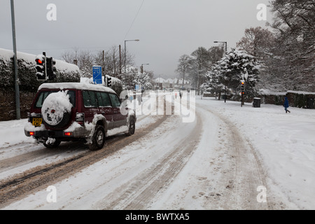 La journée Sheffield ont été frappés par les fortes chutes de neige et la ville s'est arrêté. Un 4x4 attend aux feux de circulation Banque D'Images