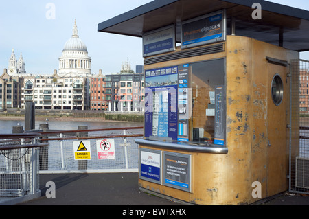 Billet de bateau la rivière booth sur la Tamise, en face de la Cathédrale St Paul, London, UK Banque D'Images