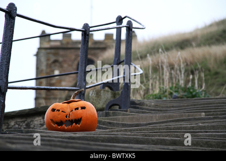 Les étapes à Whitby, menant à l'église Saint Mary's et de l'abbaye à l'Halloween avec des citrouilles. Banque D'Images