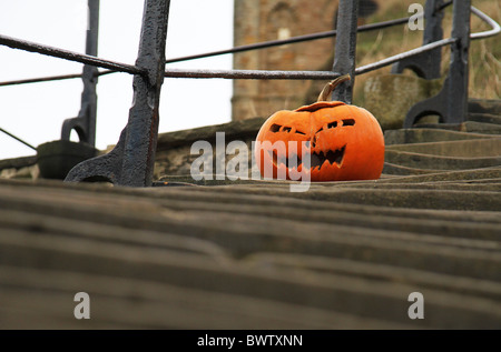 Les étapes à Whitby, menant à l'église Saint Mary's et de l'abbaye à l'Halloween avec des citrouilles. Banque D'Images