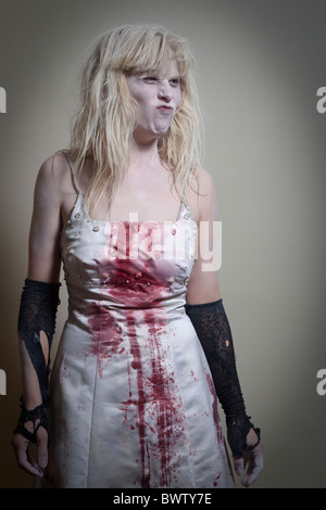 Femme blonde en costume Zombie rend drôle de visage Banque D'Images