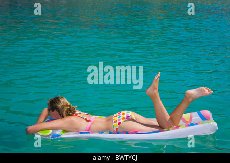 Sur la plage d'Amadores Sunbather dans Gran Canaria Banque D'Images