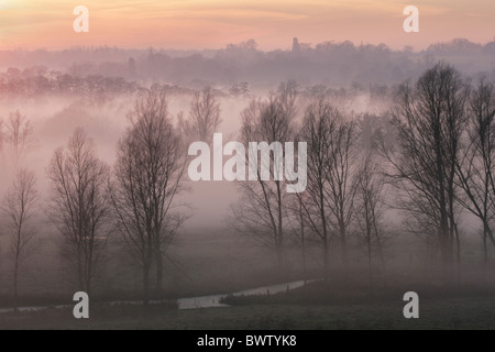 Brume sur la rivière Stour près de sunset Flatford Banque D'Images