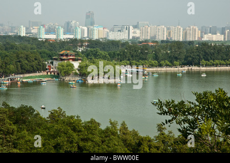 Les gens de bateau sur le Lac de Kunming comme vu du Palais d'été, Pékin, Chine. Banque D'Images