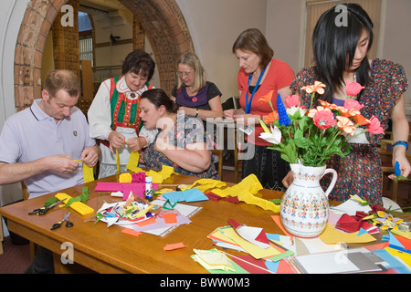 Atelier d'artisanat sur papier et des fleurs par artiste folklorique Apolonia Nowak à partir de la région de Kurpie Pologne Banque D'Images