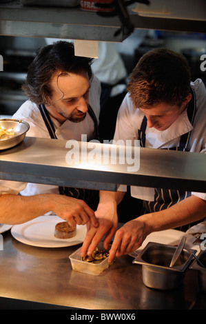 Chef Stephen Terry (à gauche) dans la cuisine de l'Hardwick près de Abergavenny chargeant Chef Ashley 2008 forestiers Banque D'Images