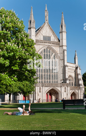 La cathédrale de Winchester au début de l'été avec les marronniers en fleurs Banque D'Images