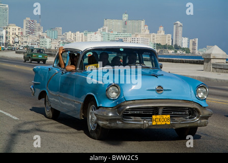 Voiture américaine classique utilisé comme un taxi roulant à Malecon, La Havane, Cuba Banque D'Images