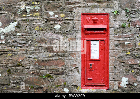 Rouge britannique victorienne historique letterbox situé dans un mur de pierre à Dartmouth, Devon Banque D'Images