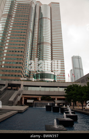 Connaught Place, Central, Hong Kong à l'extérieur du bureau de poste général en vue d'horizon et fontaine Banque D'Images