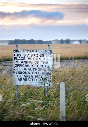 Avis du ministère de la Défense à la frontière de la Caserne du Corps royal de la logistique et de l'aérodrome de Cerney près de Cirencester, Glo Banque D'Images