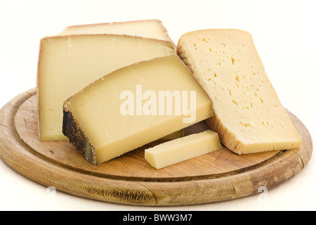 Fromage de montagne comme colletion closeup on a chopping board Banque D'Images