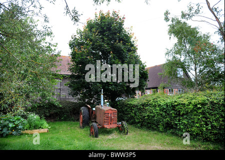 Un vieux tracteur sur une ferme Somerset UK Banque D'Images