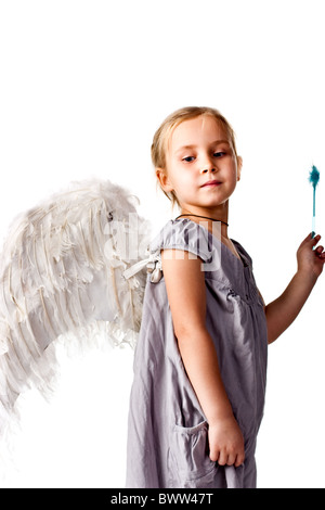 Belle fille avec ailes d'ange avec Magic wand isolated on white Banque D'Images